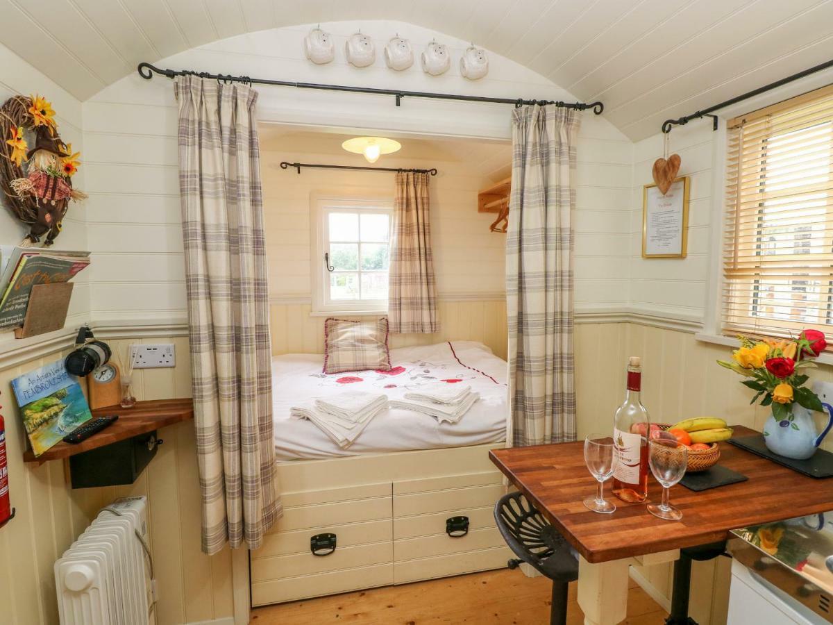 Shepherds Hut - The Crook Milford Haven Exterior foto