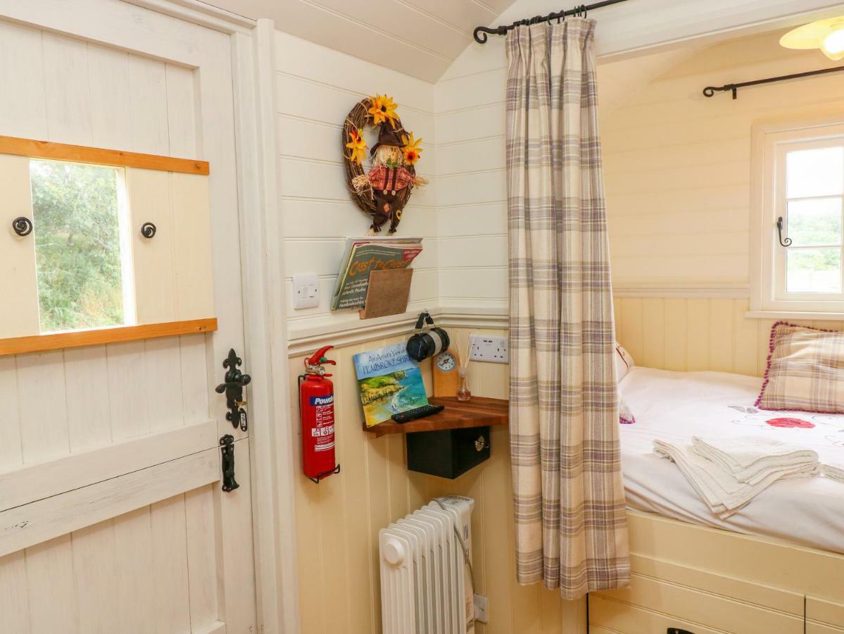 Shepherds Hut - The Crook Milford Haven Exterior foto